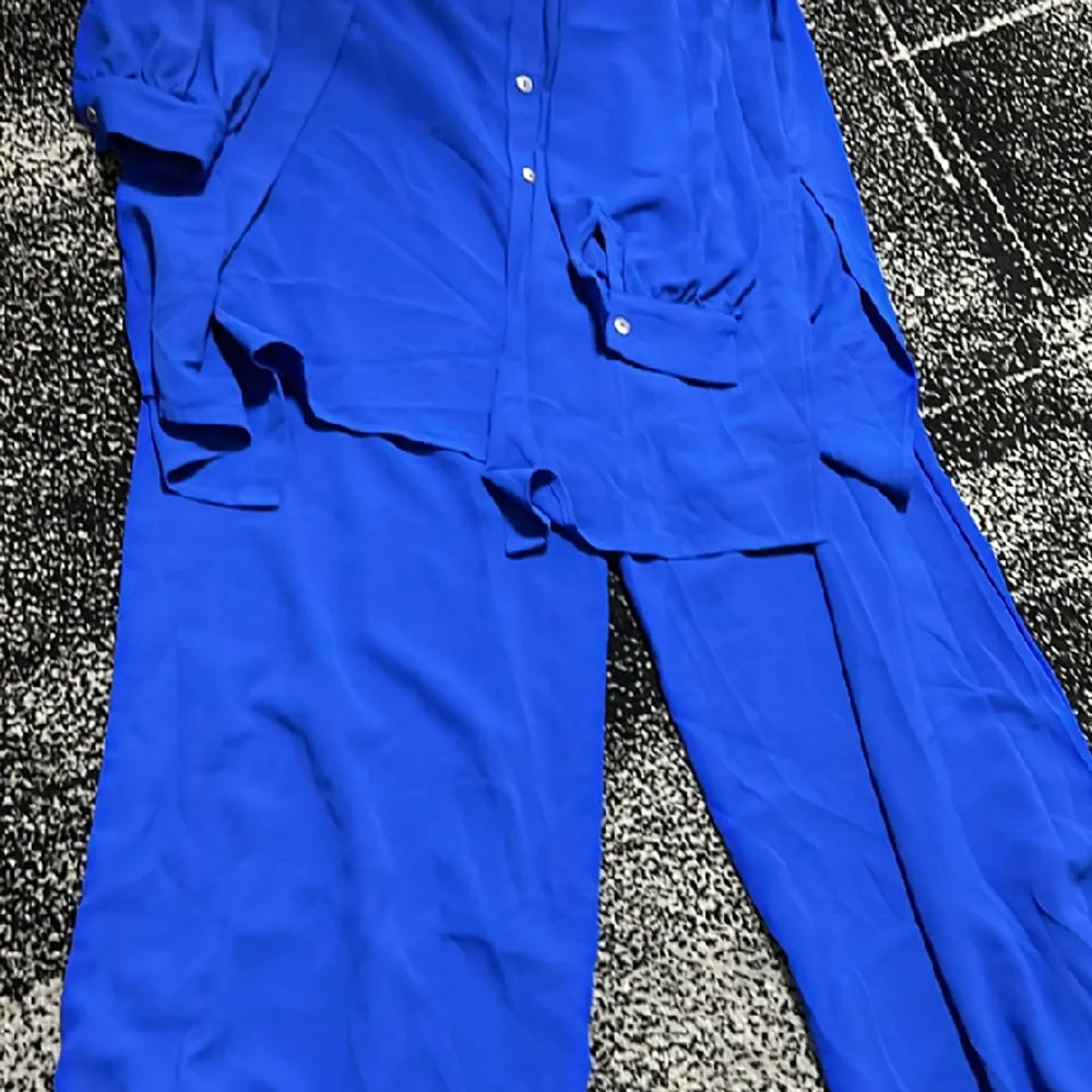 En blå dress perfekt för sommaren, skön mattial. Den är helt ny, är inte använd.. Övrigt.