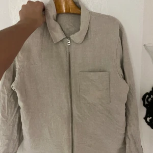 J.Lindeberg overshirt - Overshirt från J.Lindeberg i linne material. Lär strykas.