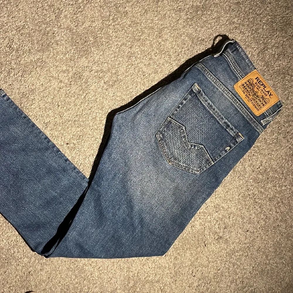 Riktigt fina replay jeans i unik och sällsynt modell. Utmärkt skick, inga tecken på användning. Passform comfort (sitter om slim), modellen heter Rocco.. Jeans & Byxor.