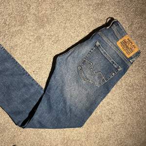 Riktigt fina replay jeans i unik och sällsynt modell. Utmärkt skick, inga tecken på användning. Passform comfort (sitter om slim), modellen heter Rocco.