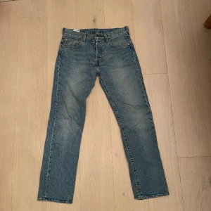 Levis Jeans - Ett par Levis jeans 501 i regular fit, 32/32. Nypris 1099kr. Mitt pris: 199kr.