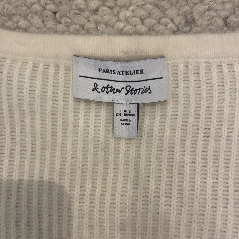 Säljer denna fint stickade tröjan från &Other Stories då den tyvärr inte kommer till användning:/ Materialet är alpacka så den är verkligen så så mjuk o skön att ha på sig🙌🏻🥰 Har enbart använt den 2-3 gånger så den är som ny✨✨ (Storlek S). Tröjor & Koftor.