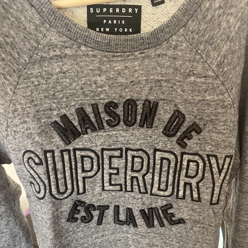 Skit cool o snygg tröja/sweatshirt från Superdry som tyvärr inte kommer till användning längre. Den är i storlek XS men skulle nästan säga att den sitter mer som en S. Den är i väldigt fint skick!!✨✨🙌🏻. Hoodies.