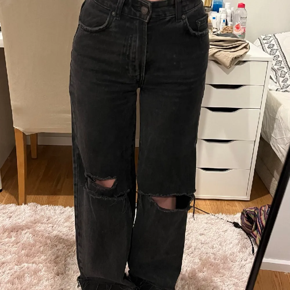 The 90’s baggy jeansen använt fåtal gånger i bra skick💕passar inte mig längre💕priset kan diskuteras om💕 köparen betalar för frakten💕. Jeans & Byxor.