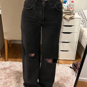 Bershka svarta jeans  - The 90’s baggy jeansen använt fåtal gånger i bra skick💕passar inte mig längre💕priset kan diskuteras om💕 köparen betalar för frakten💕