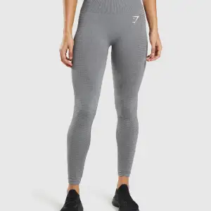 Grå/ ljusgrå tights i storlek M från gymshark.  Kan skicka egna bilder vid intresse.  I fint skick och inga hål eller fläckar. 