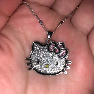 HELLO KITTY HALSBAND - hello kitty halsband 💞