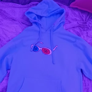 georgenotfound hoodie  - gnf merch! har nästan inte använt alls. den är bara tvättad ett fåtal gånger, så den har fortfarande kvar sin "softness" :) med frakt kostade den ungefär 900 kr som ny.