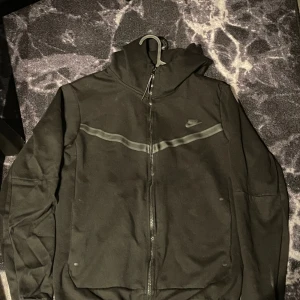 Nike tech - Storlek s/m 172 cm använd ett par gånger men ser ut som ny och inga problem med tröjan 
