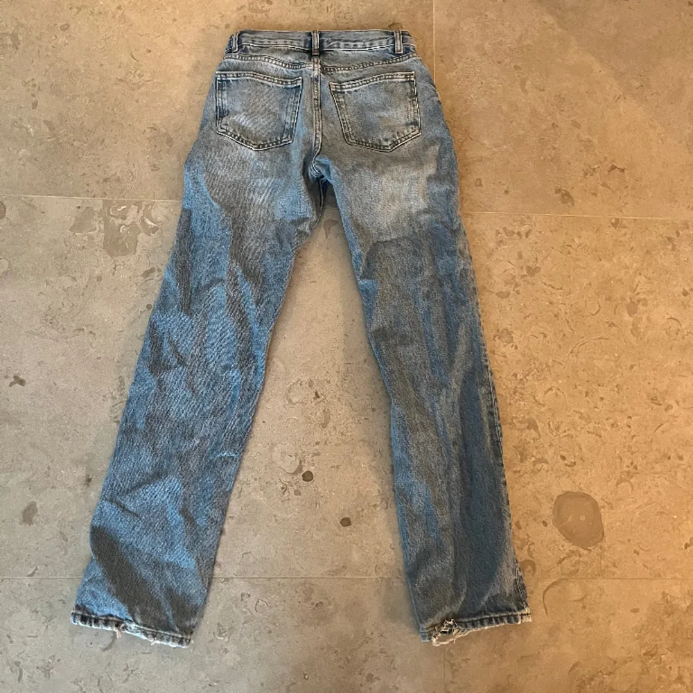 Sjukt snygga midwaist blåa jeans som sitter skit bra! Däremot kommer dem tyvärr inte längre till användning. Har används ett antal gånger och har tyvärr ett litet hål vid dragkedjan (sista bilden) men det syns knappast vid användning. . Jeans & Byxor.