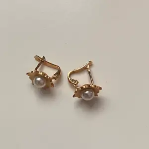 Vackra guldfärgade örhängen med pärlor  Okänt material 