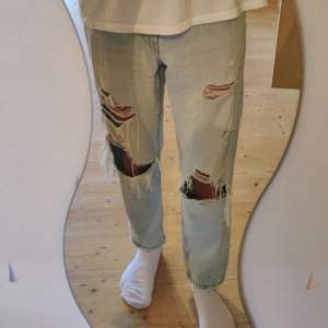 Jeans från Zara i sliten Modell, i gott skick, hålen är där dom ska vara enligt modell. Storlek euro 38