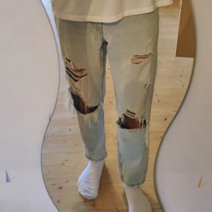 Zara jeans  - Jeans från Zara i sliten Modell, i gott skick, hålen är där dom ska vara enligt modell. Storlek euro 38