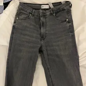 Jättefina gråa jeans med slits från Zara. Säljer dessa då de inte har kommit till användning. Skriv vid frågor❤️