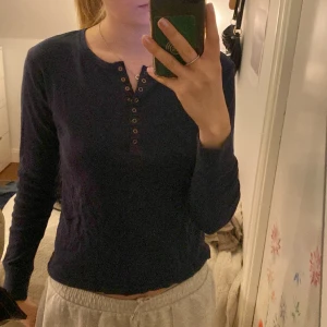 Mörkblå tröja med knappar - Inge defekter!