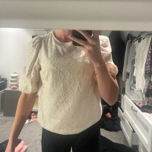 Topp - Beige topp från vero Moda. Använd enstaka gånger. Säljs på grund av för liten.