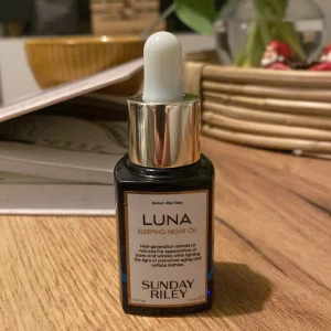 Skincare/Hudvård- Retinol night oil - LUNA - Retinol sleeping night oil + Blue Tansy. Aldrig använd, gåva. Säljer för hälften av ordinare pris. Ordinarie 619kr, mitt pris 309kr.