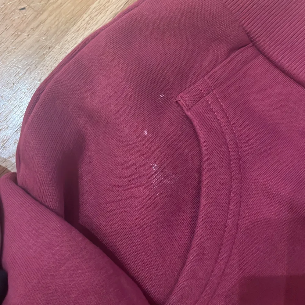 En vinröd peak hoodie i storlek xs. Säljer då den inte passar. Har tre små fläckar på ena hörnet (se bild 3) men dem syns knappt. Priset är inte hugget i sten! 🌸. Hoodies.