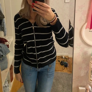 Stickad zipup tröja - En jättefin stickad zipup tröja💗