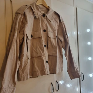 Kort trenchcoat - Använd fåtal ggr.