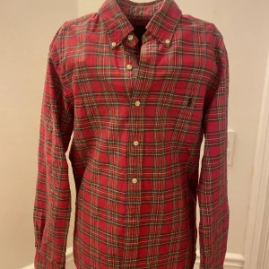 Ralph Lauren skjorta ❤️ - Säljer denna snygga skjorta från Ralph Lauren i nyskick! Storlek M (slum fit) 