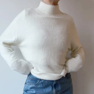 FUZZY SWEATER - Världens mysigaste fluffigaste tröja, endast använd en gång och i fint skick utan defekter ☁️☁️☁️ Köparen står för fraktkostnaden 🤍