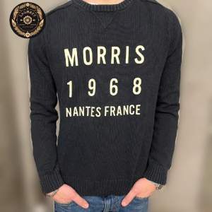 Säljer nu denna slutsålda stickade Morris-tröja i färgen svart, 8/10 Skick.                                      - Nypris: 1099kr   - Vårt pris: 299kr