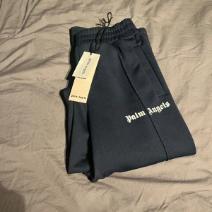 Palm Angels Trackpants - Säljer nu mina palm angels byxor. Storlek M. Skick 9/10. Självklart äkta, tags finns. Skriv privat för mer äkthetsbevis