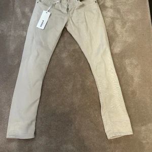 Dondup chinos - Hej! Säljer dessa tvär feta Dondup jeans/chinos pågrund av att jag inte använder längre. Köpta för 3000. Färg beige, Cond 9/10