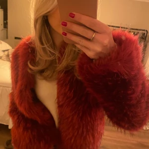 Fake päls jacka  - As snygg unik fake päls jacka!! Säljer då jag inte har någon användning av den💫💫