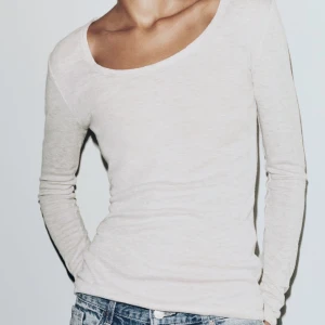 Långärmad tshirt - Säljer denna superfina långärmade T-shirten från Zara då jag inte fått någon användning av den! 🫶🏼 