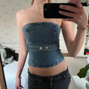 Jeans topp från Zara! Använd fåtal gånger. Säljer pga den inte kommer till användning.