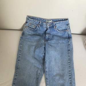 Straight jeans från Gina Tricot i en jättebra skick. Har knappt använt dem. I storleken XS.