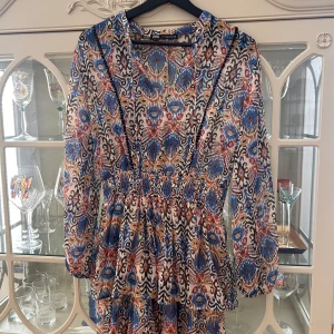 Snygg sommarklänning - Säljer denna supersnygga klänningen från Zara i storlek S, säljer på grund av att den inte kommer till användning. Inga tecken på användning🥰