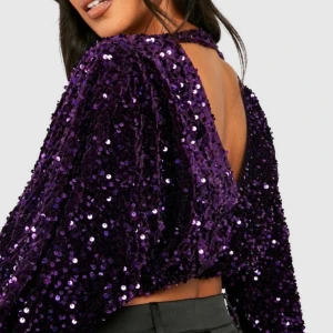 Fest topp - Super fin topp som funkar bra för fest! Aldrig använd med lappar kvar på! Säljer då jag skulle haft den på en show men den vart inte av för mig!