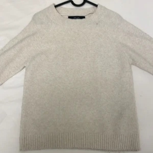 Stickad tröja - Stickad tröja från vero Moda Har använt väldigt många gånger och den är lite nopprig. Pris går att diskutera 