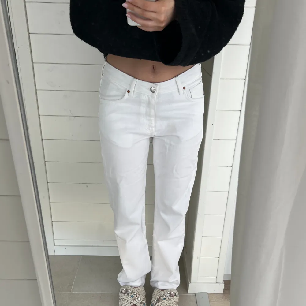Vita jeans, skitsnyggt nu till våren och sommaren😍lite stora på mig som brukar ha S. Jeans & Byxor.