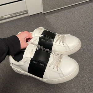 Valentino opens  - Fint skick använda sparsamt, Minimal visning på användning enbart lite creas! Skriv vid frågor eller funderingar! Priset är inte hugget i sten, skriv om ni vill ha mer bilder! SJÄLVKLART ÄKTA