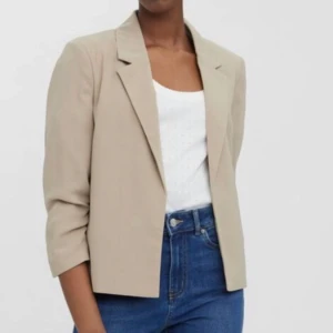 Beige blazer  - Beige blazer med 3/4 ärm och skrynkeldetalj på ärmarna! Superfin och oanvänd då jag aldrig haft tillfälle att bära den. Från VERO MODA!