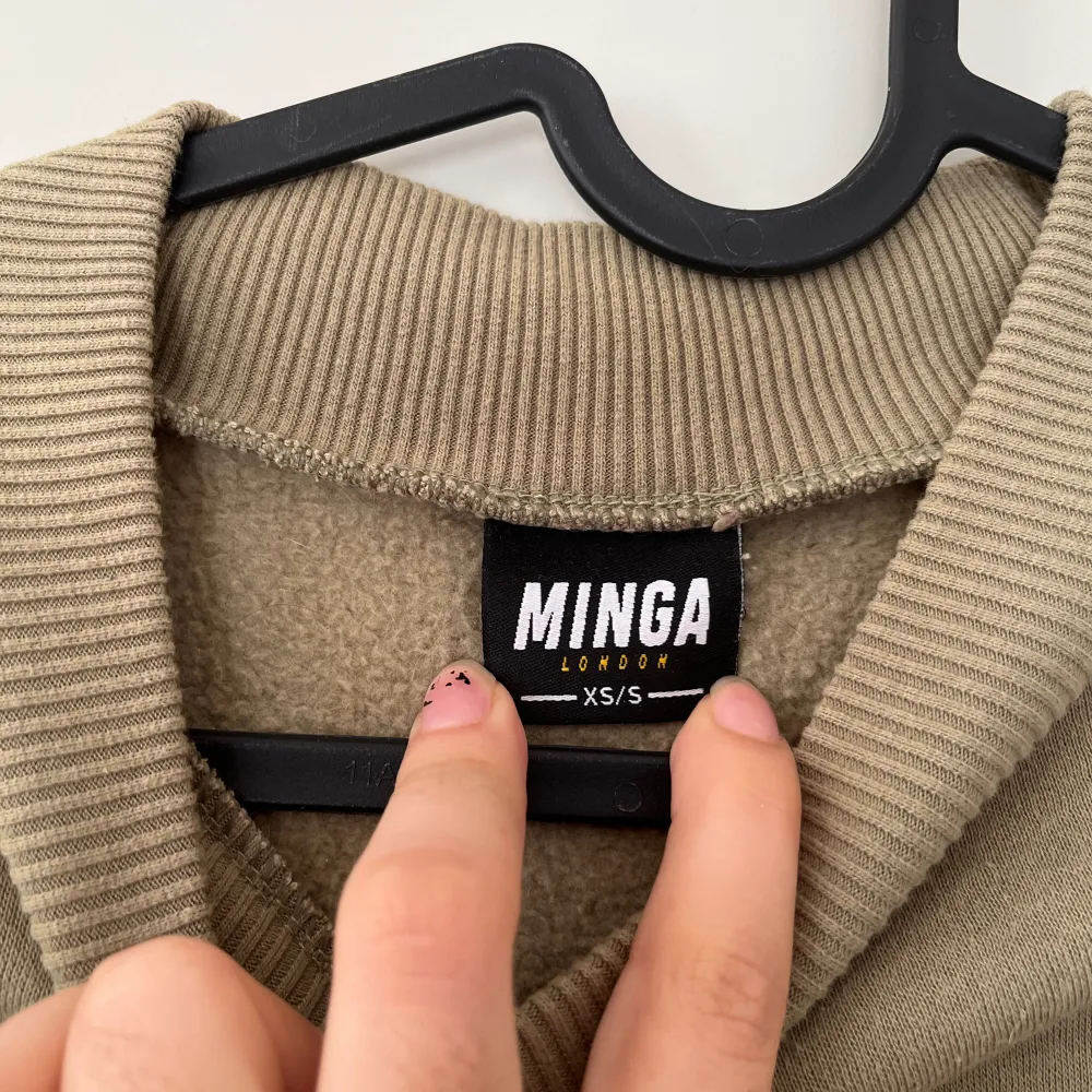 En oversized sweatshirt från märket Minga London. Bra skick!  Storleken är officiellt xs/s men modellen är oversized så skulle påstå att den sitter mer som en S/M.. Tröjor & Koftor.