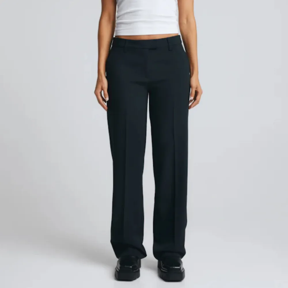 Maddie kostymbyxor från bikbok, fina och sköna! De har raka ben och medelhög midja🩷Nypris 499kr. Jeans & Byxor.