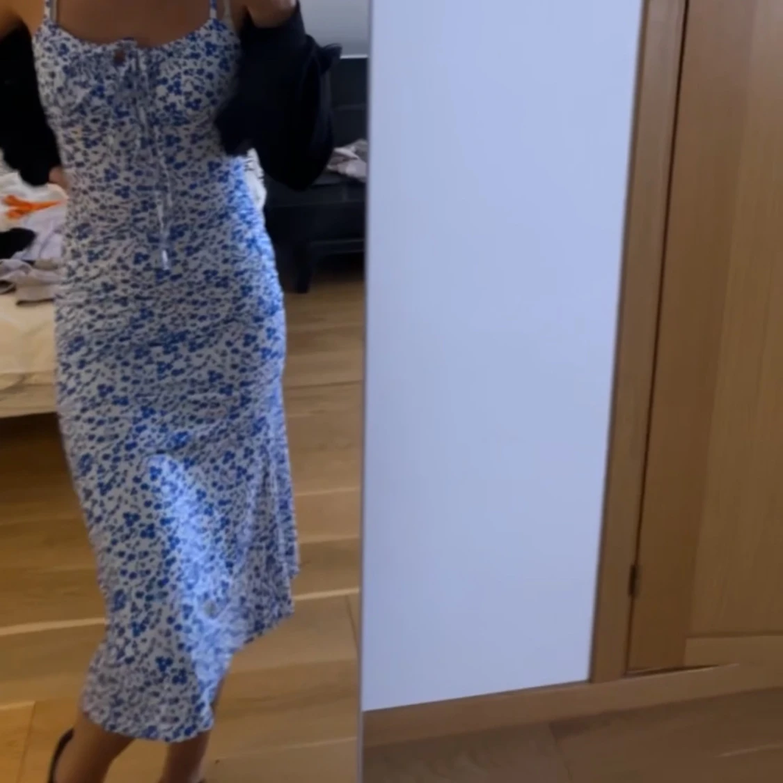 Vit/blå blommig klänning🤍