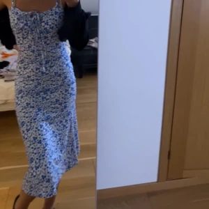 Vit/blå blommig klänning🤍 - Jätte fin blommig klänning 🩵 perfekt för sommaren, använt endast en gång🩵bra skick. (Kolla gärna min profil har väldigt mycket uppe, pris går även att diskutera)🩵