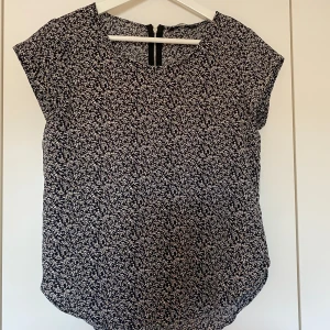 Mönstrad blus - Mönstrad kortärmad blus i storlek 36, ganska stor i storleken så skulle säga att den passar som 38 också. Använd någon enstaka gång