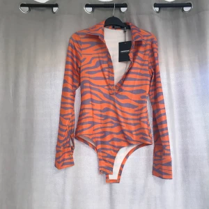 Tröja  - Jag säljer denna tröja som fungerar för sommaren och våren 💓anledningen till att jag säljer den nu är för att den inte är min stil längre och jag använder den inte 🙂Den är helt oanvänt 😊köparen står för frakt😊