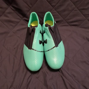 Fotbollskor  - Fotbollskor under armour, storlek 42,5, för både gräs och konstgräs, kom med bud 