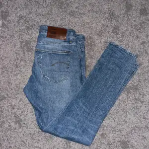 Tjena säljer dessa riktigt feta G-star raw jeans nu. Jeansen är i fint skick och storleken är w31 L32| passformen på dom är slim fit| Hör bara av dig vid minsta lilla fråga🍾🍾