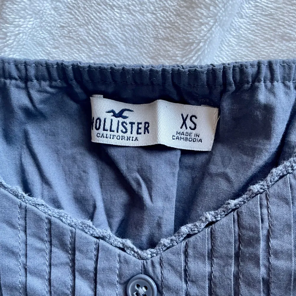 Säljer det här jätte fina grå blåa linnet från Hollister. Köpte för några år sedan men har max använt det 2 gånger!. Toppar.