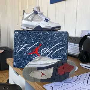 Jordan 4 - Skorna är fotfarande i ganska bra skick dock har skorna tappat lite färg på vänster sko där bak och på höger sko där fram men inget som syns om man går förbi. Box följer självklart med. Skriv till mig för fler frågor och intresse.