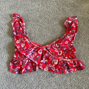 Bikini  - En söt bikini överdel som även går att använda som en gullig lite topp. Man kan knyta och sätta ihop bikinin på lite olika sätt, så de går att ha den i flera olika varianter ☺️